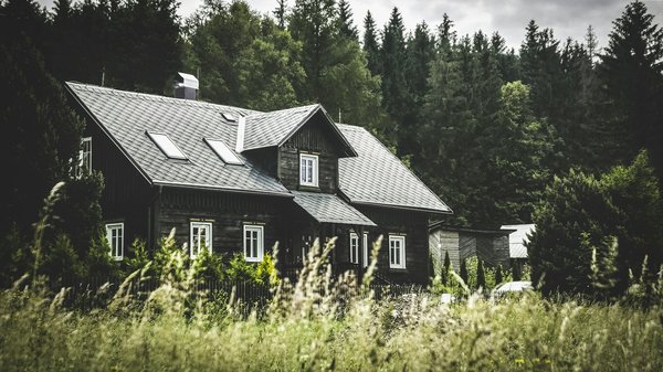 Comment choisir une maison de vacances en Écosse avec des visites de distilleries de whisky?